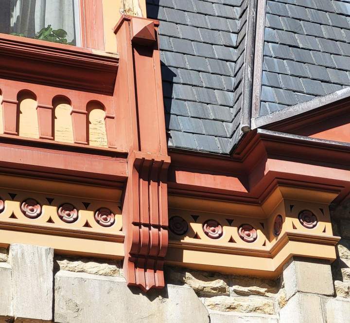 Restauration et reproduction de corniches en bois ou en métal